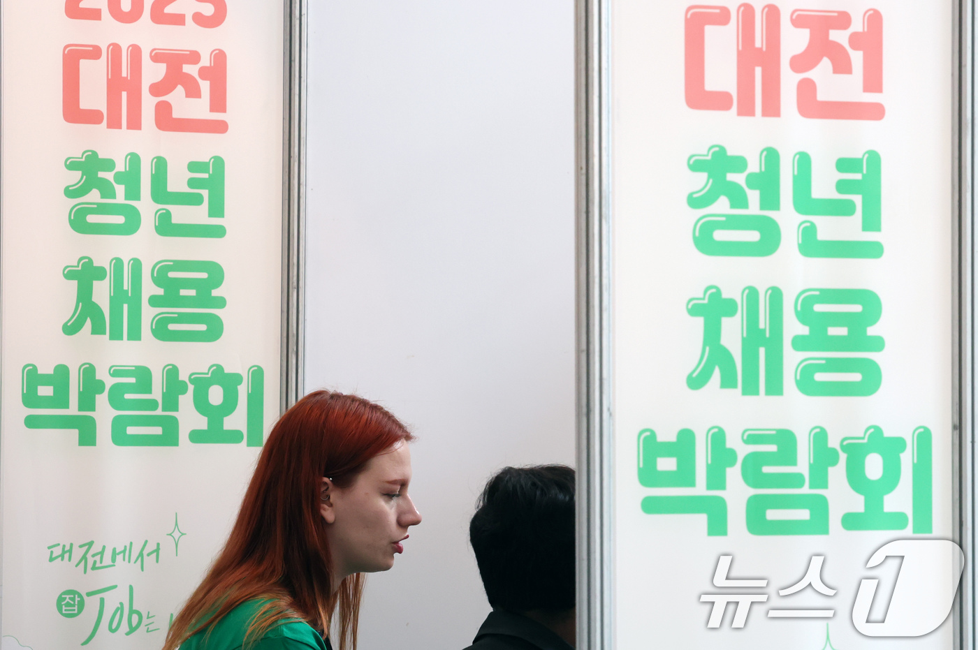 (대전=뉴스1) 김기태 기자 = 30일 대전시청에서 열린 2025 대전청년채용박람회에서 구직자가 면접을 보고 있다.이번 박람회는 머크, 바이오니아, 위드텍 등 지역과 글로벌 우수기 …