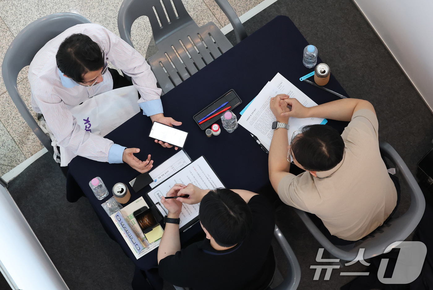 (대전=뉴스1) 김기태 기자 = 30일 대전시청에서 열린 2025 대전청년채용박람회에서 구직자가 면접을 보고 있다.이번 박람회는 머크, 바이오니아, 위드텍 등 지역과 글로벌 우수기 …