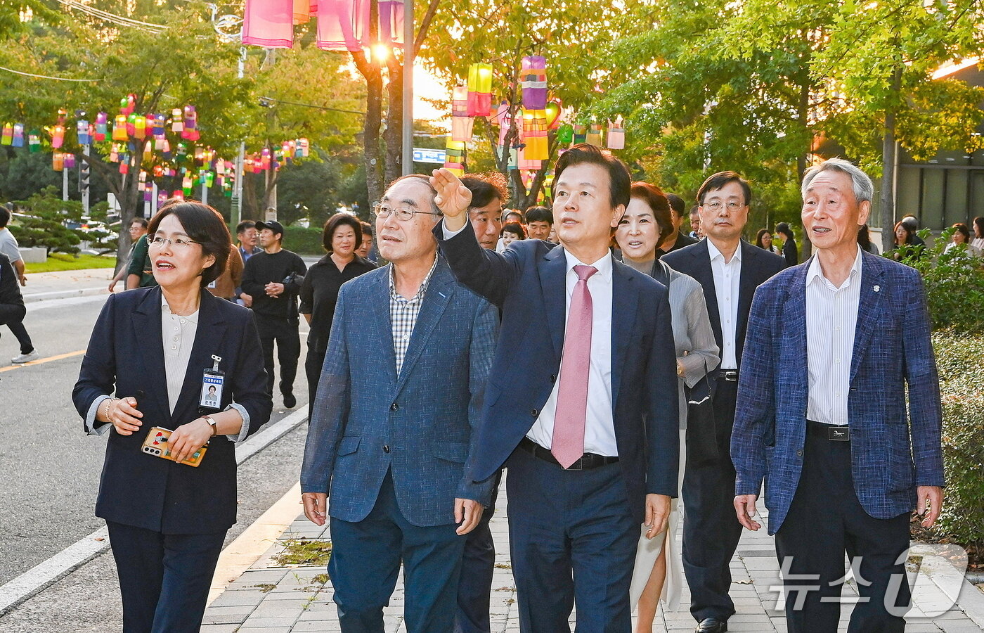 본문 이미지 - 조규일 진주시장이 29일 진주실크로드 실크등 설치 현장을 점검하고 있다&#40;진주시 제공. 재판매 및 DB금지&#41;