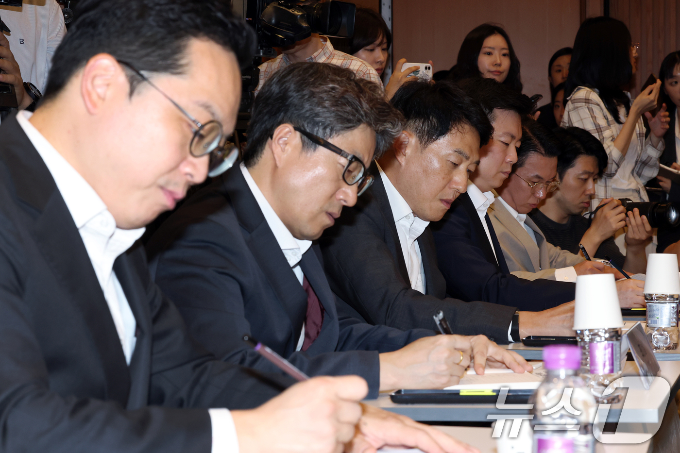 (서울=뉴스1) 박정호 기자 = 30일 오후 서울시 서초구 강남대로 드림플러스 강남에서 열린 가상자산사업자 CEO 간담회에 참석한 오경석 두나무 대표 등이 이찬진 금융감독원장의 모 …