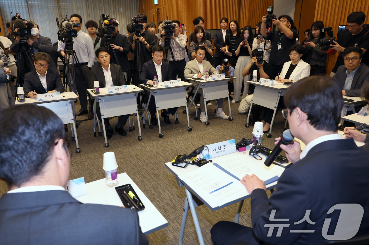 (서울=뉴스1) 박정호 기자 = 30일 오후 서울시 서초구 강남대로 드림플러스 강남에서 열린 가상자산사업자 CEO 간담회에 참석한 오경석 두나무 대표 등이 이찬진 금융감독원장의 모 …