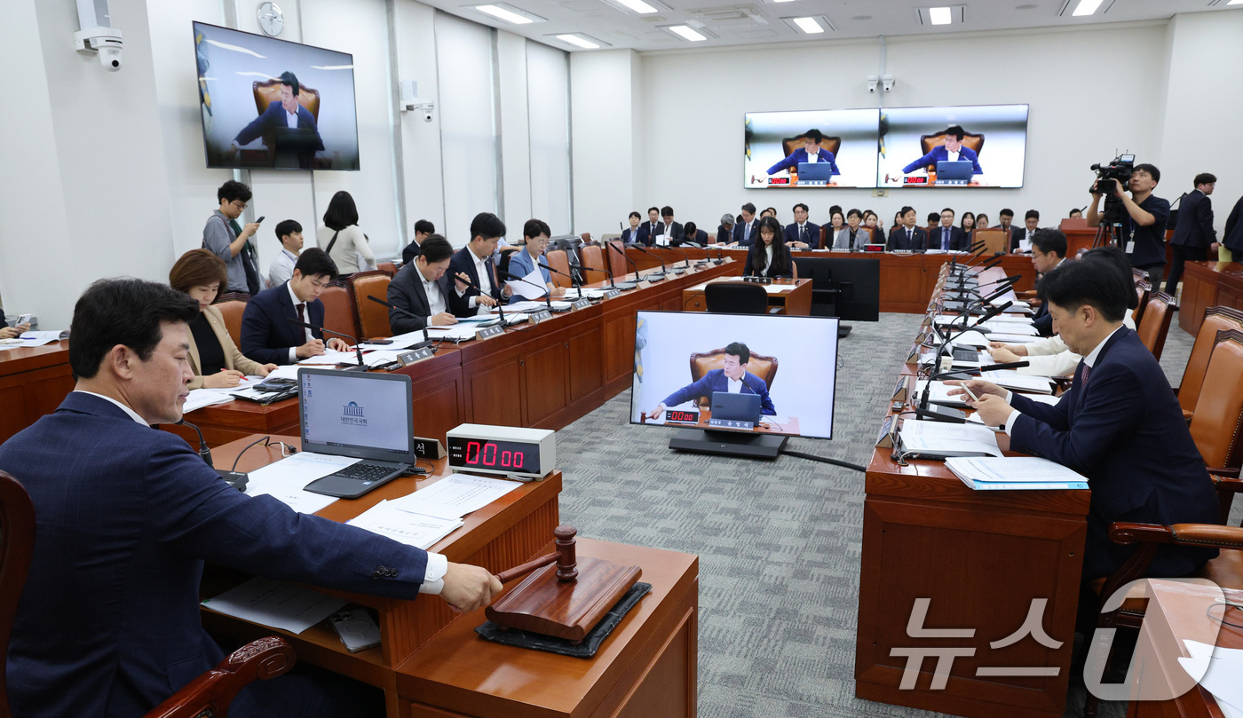 (서울=뉴스1) 신웅수 기자 = 윤영석 국회 연금개혁 특별위원장이 30일 서울 여의도 국회에서 열린 연금개혁 특별위원회 전체회의에서 의사봉을 두드리고 있다. 2025.9.30/뉴스 …