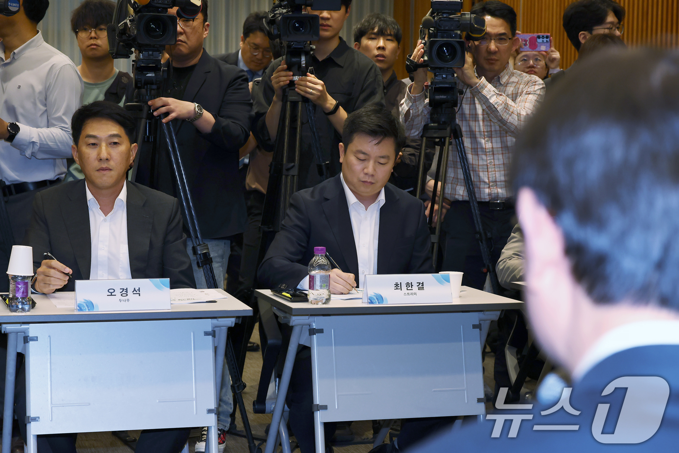 (서울=뉴스1) 박정호 기자 = 30일 오후 서울시 서초구 강남대로 드림플러스 강남에서 열린 가상자산사업자 CEO 간담회에 참석한 오경석 두나무 대표 등이 이찬진 금융감독원장의 모 …