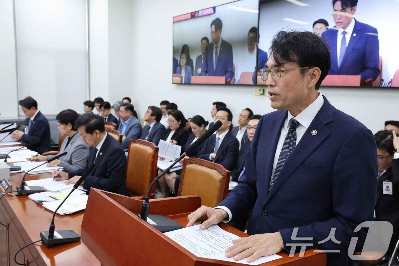 (서울=뉴스1) 신웅수 기자 = 권창준 고용노동부 차관이 30일 서울 여의도 국회에서 열린 연금개혁 특별위원회 전체회의에서 업무보고를 하고 있다. 2025.9.30/뉴스1