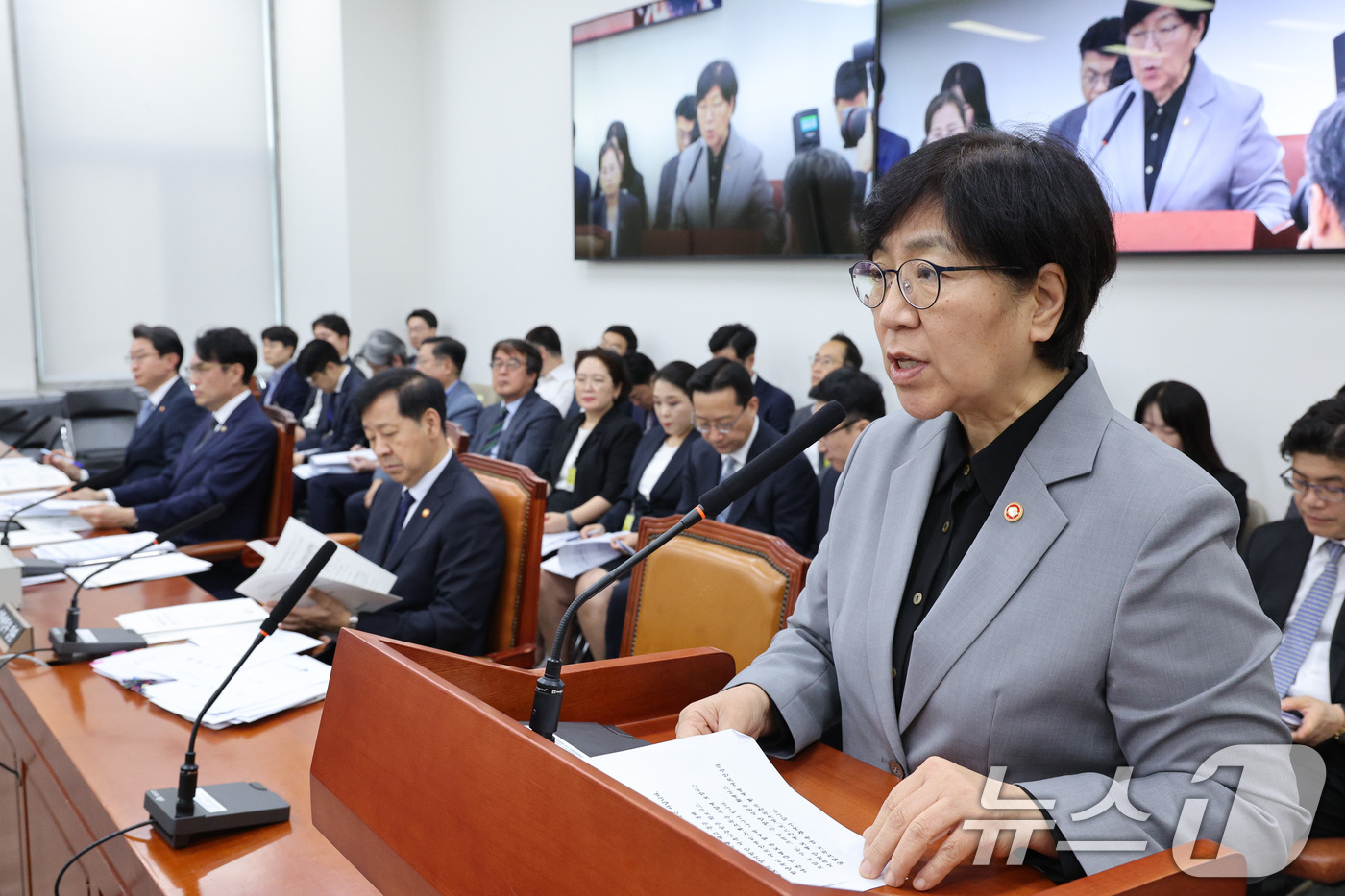 (서울=뉴스1) 신웅수 기자 = 정은경 보건복지부 장관이 30일 서울 여의도 국회에서 열린 연금개혁 특별위원회 전체회의에서 업무보고를 하고 있다. 2025.9.30/뉴스1