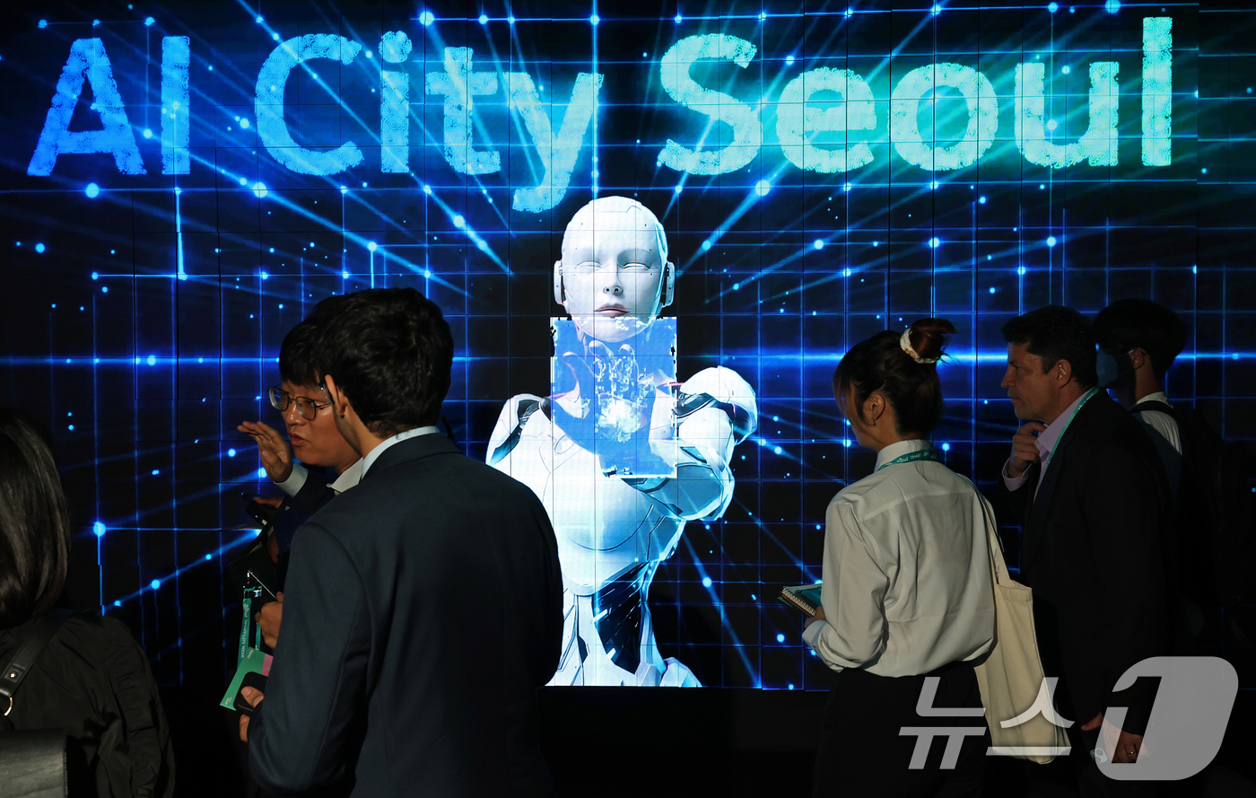 (서울=뉴스1) 오대일 기자 = 30일 오후 서울 강남구 코엑스에서 열린 '스마트라이프위크(SLW) 2025'에서 방문객들이 키네틱 LED 터널 앞을 지나고 있다.인공지능(AI) …