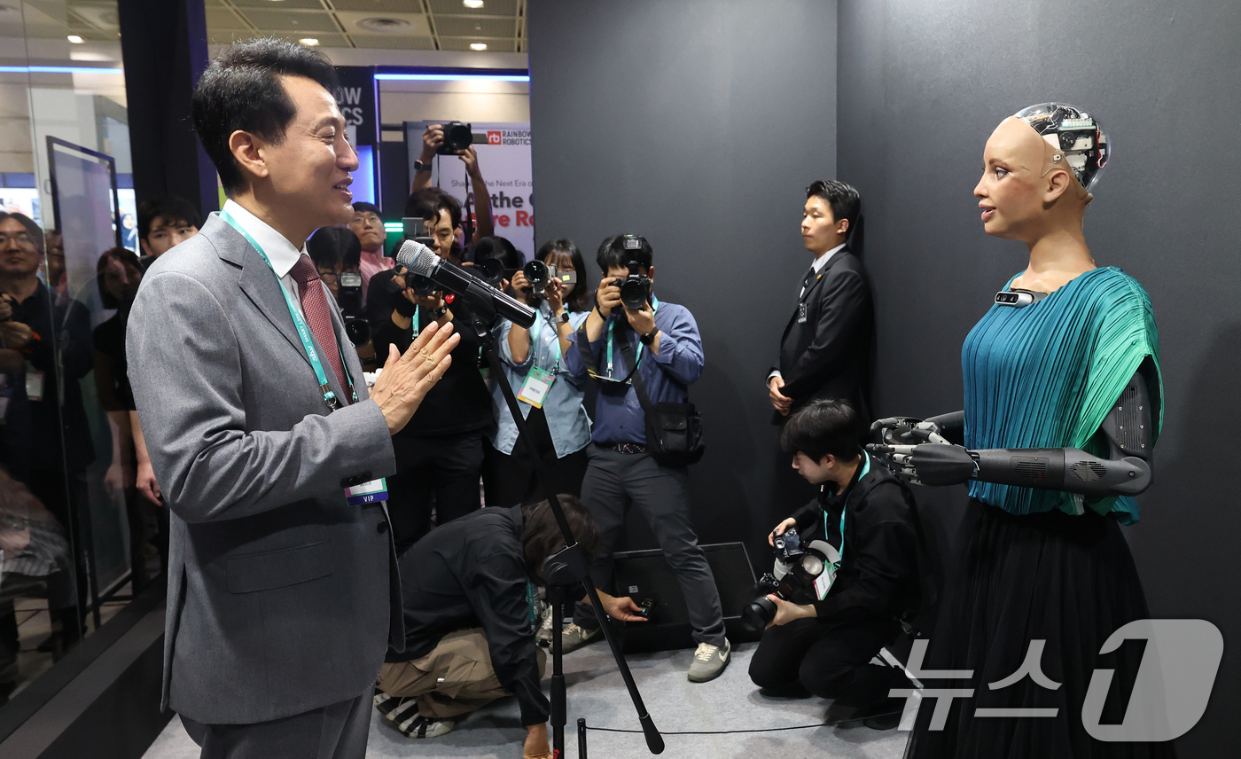 (서울=뉴스1) 오대일 기자 = 오세훈 서울시장이 30일 오후 서울 강남구 코엑스에서 열린 '스마트라이프위크(SLW) 2025' 전시장에서 휴머노이드 로봇 '소피아'와 대화하고 있 …