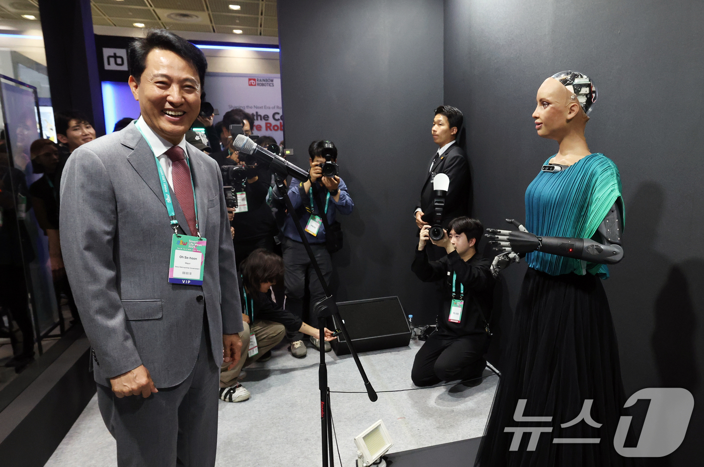 (서울=뉴스1) 오대일 기자 = 오세훈 서울시장이 30일 오후 서울 강남구 코엑스에서 열린 '스마트라이프위크(SLW) 2025' 전시장에서 휴머노이드 로봇 '소피아'와 대화하고 있 …