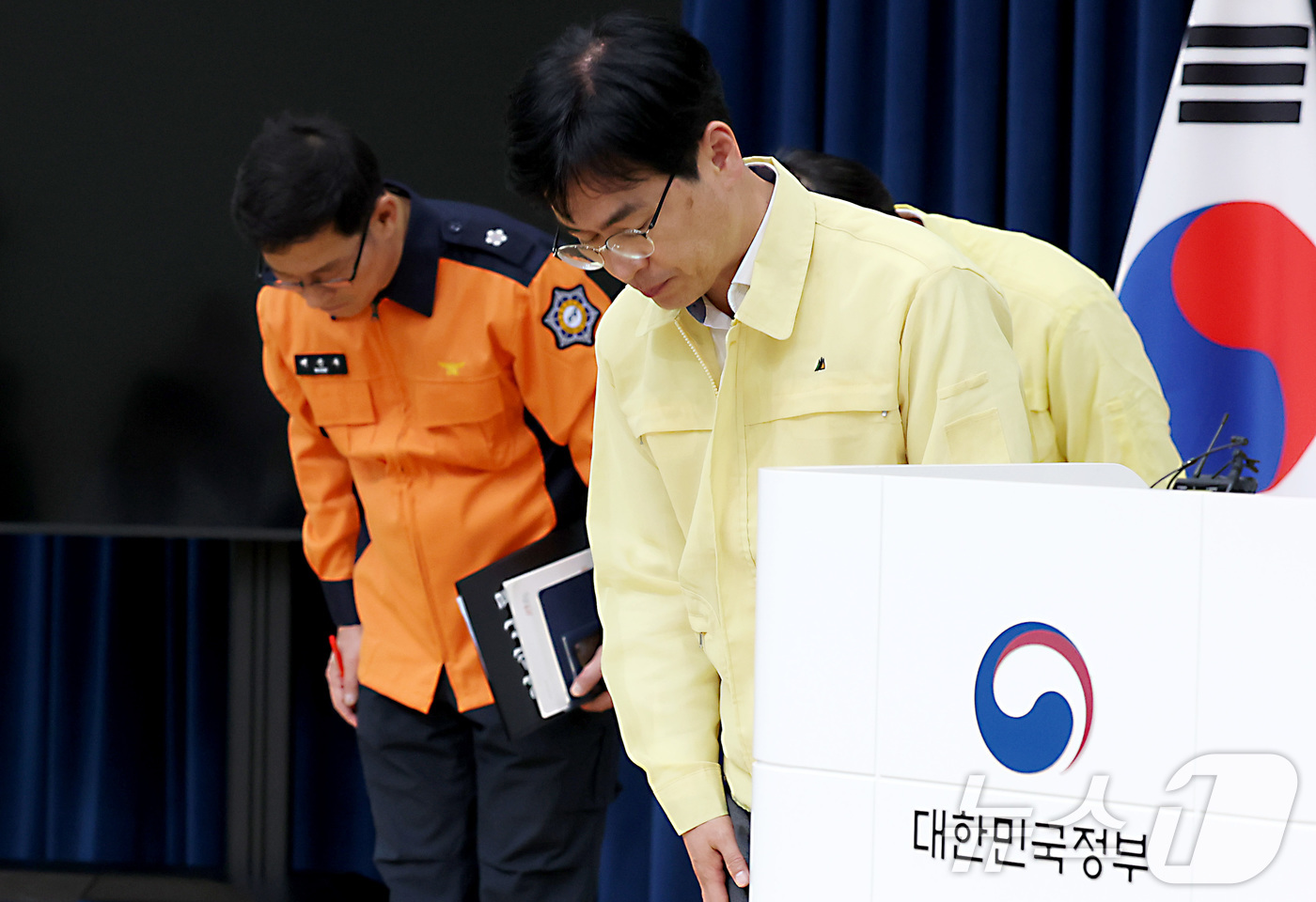 (세종=뉴스1) 김기남 기자 = 김민재 행정정안전부 차관이 30일 오후 세종시 정부세종청사에서 국가정보자원관리원(국정자원) 행정정보시스템 화재 관련 중대본 브리핑 중 고개숙여국민들 …