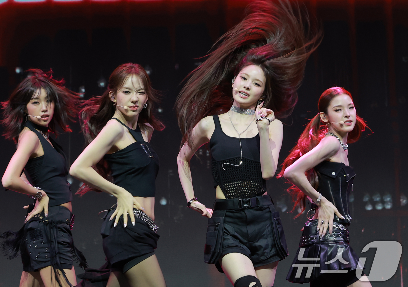 (서울=뉴스1) 권현진 기자 = 그룹 이즈나(izna)가 30일 서울 광진구 예스24 라이브홀에서 가진 두 번째 미니 앨범 'Not Just Pretty(낫 저스트 프리티)' 발매 …