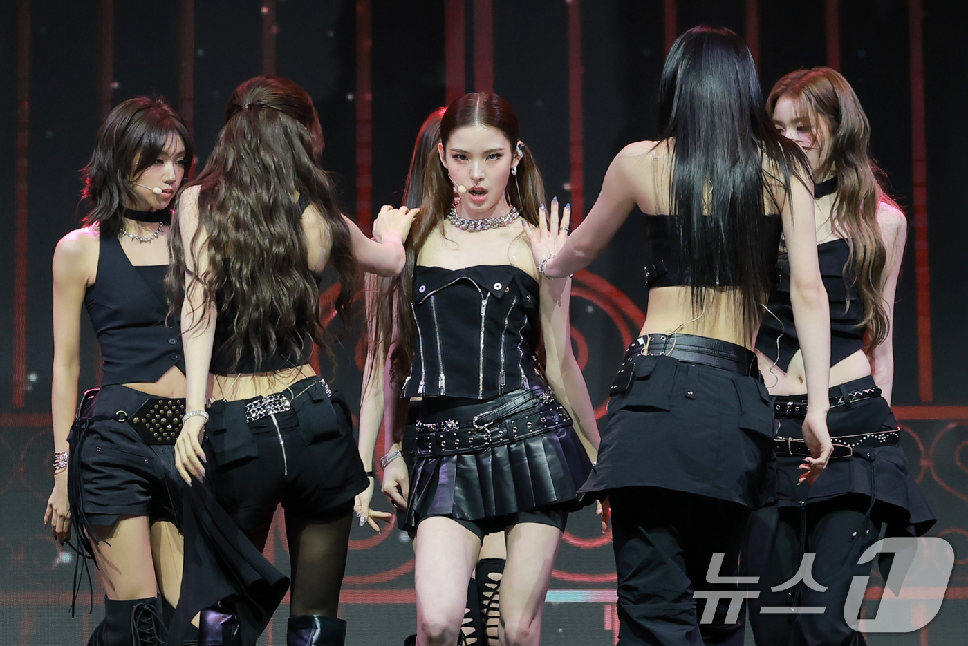 (서울=뉴스1) 권현진 기자 = 그룹 이즈나(izna) 미아(가운데)가 30일 서울 광진구 예스24 라이브홀에서 가진 두 번째 미니 앨범 'Not Just Pretty(낫 저스트 …