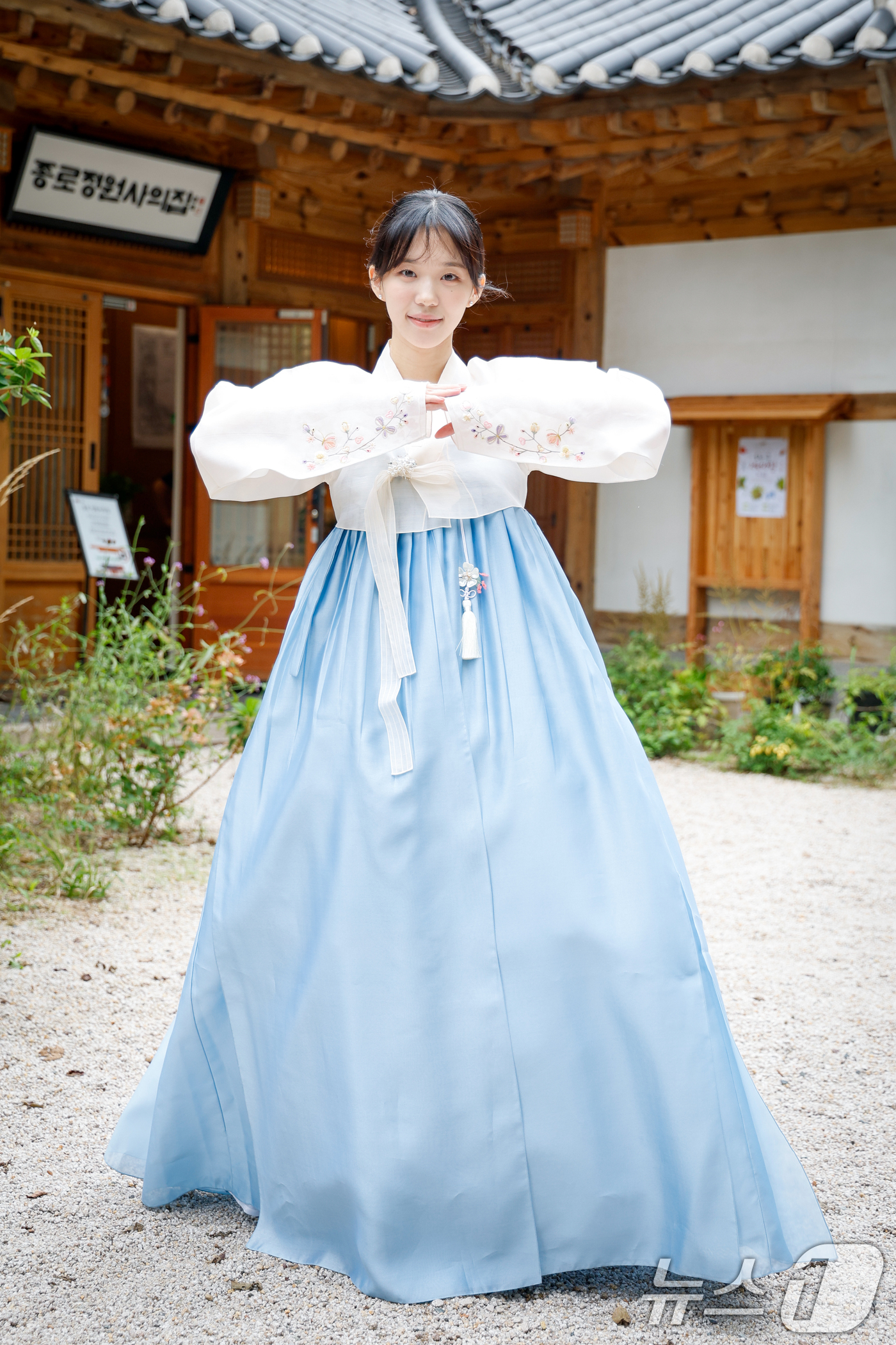 (서울=뉴스1) 안은나 기자 = 넷플릭스 시리즈 '애마'에서 황미나 역을 소화한 배우 이소이가 서울 종로구 청진공원 종로정원사의 집에서 뉴스1과 인터뷰에 앞서 한복을 입고 추석 인 …