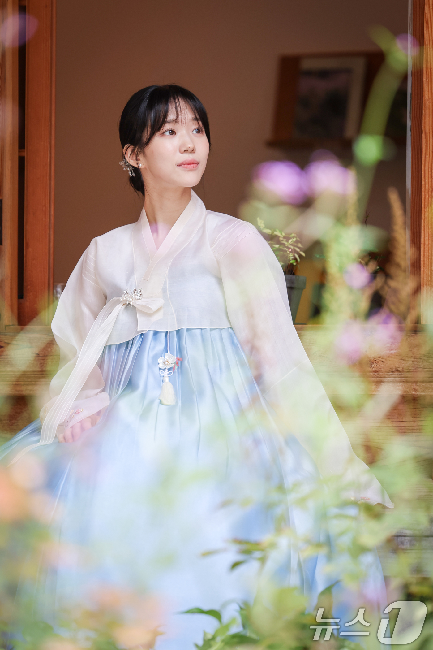 (서울=뉴스1) 안은나 기자 = 넷플릭스 시리즈 '애마'에서 황미나 역을 소화한 배우 이소이가 서울 종로구 청진공원 종로정원사의 집에서 뉴스1과 인터뷰에 앞서 한복을 입고 추석 인 …