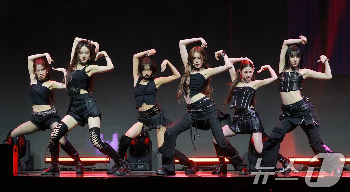 본문 이미지 - 그룹 이즈나(izna)가 30일 서울 광진구 예스24 라이브홀에서 가진 두 번째 미니 앨범 'Not Just Pretty(낫 저스트 프리티)' 발매 쇼케이스에서 타이틀곡 ‘Mamma Mia(맘마미아)’를 선보이고 있다. ⓒ News1 권현진 기자