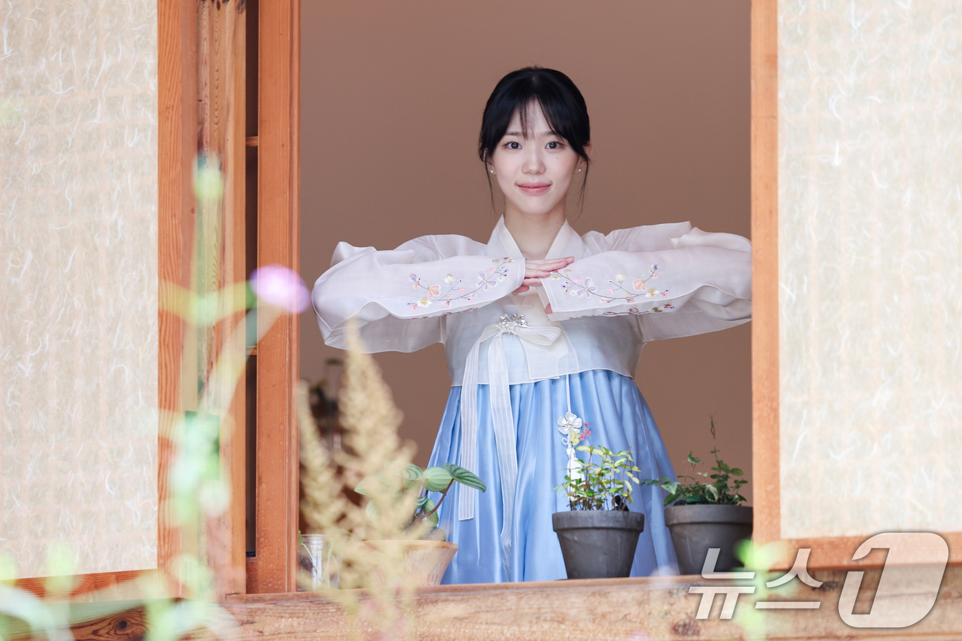 (서울=뉴스1) 안은나 기자 = 넷플릭스 시리즈 '애마'에서 황미나 역을 소화한 배우 이소이가 서울 종로구 청진공원 종로정원사의 집에서 뉴스1과 인터뷰에 앞서 한복을 입고 추석 인 …