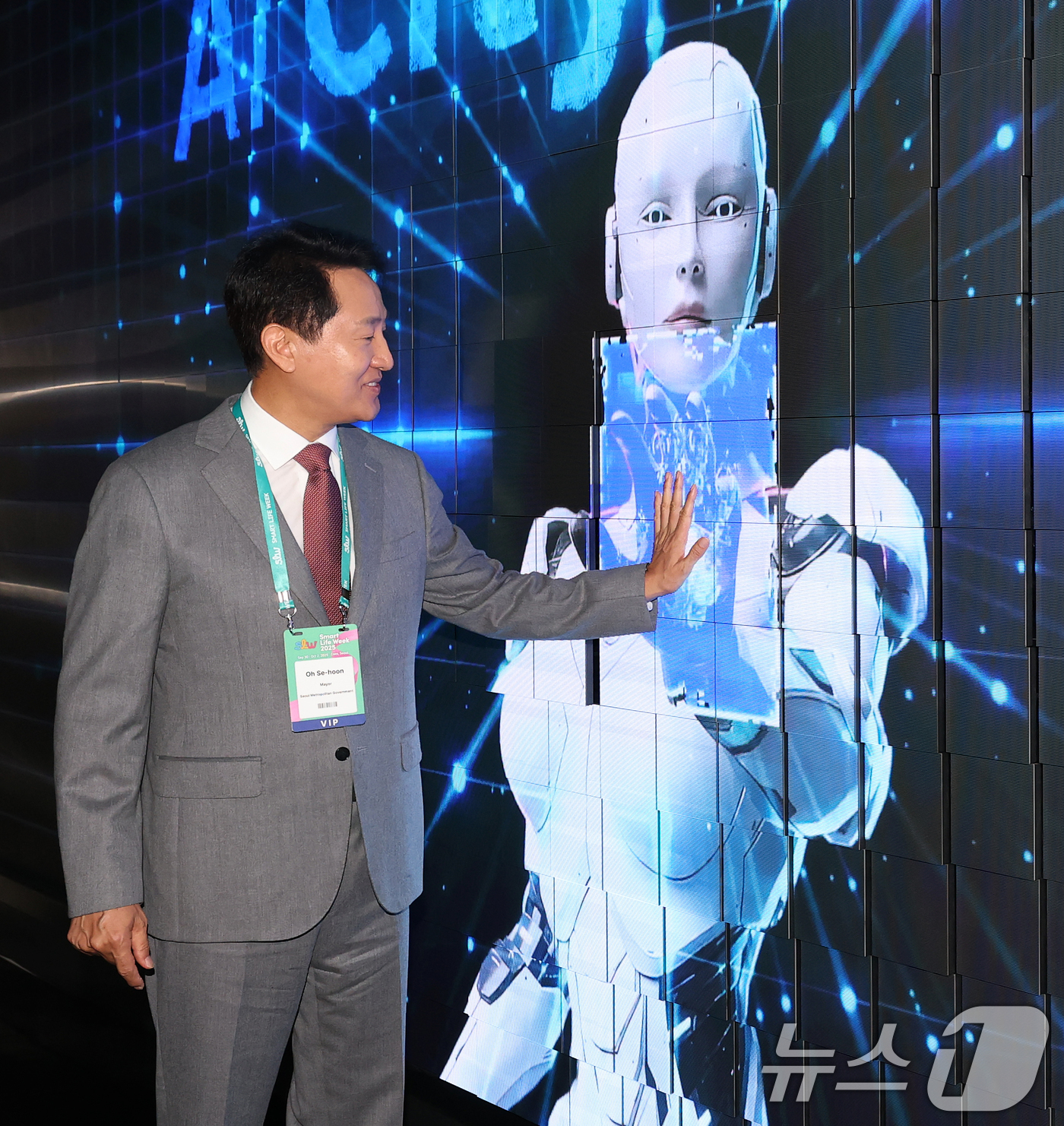 (서울=뉴스1) 오대일 기자 = 오세훈 서울시장이 30일 오후 서울 강남구 코엑스에서 열린 '스마트라이프위크(SLW) 2025'에서 키네틱 LED 터널에 표출되는 로봇손과 터치하고 …