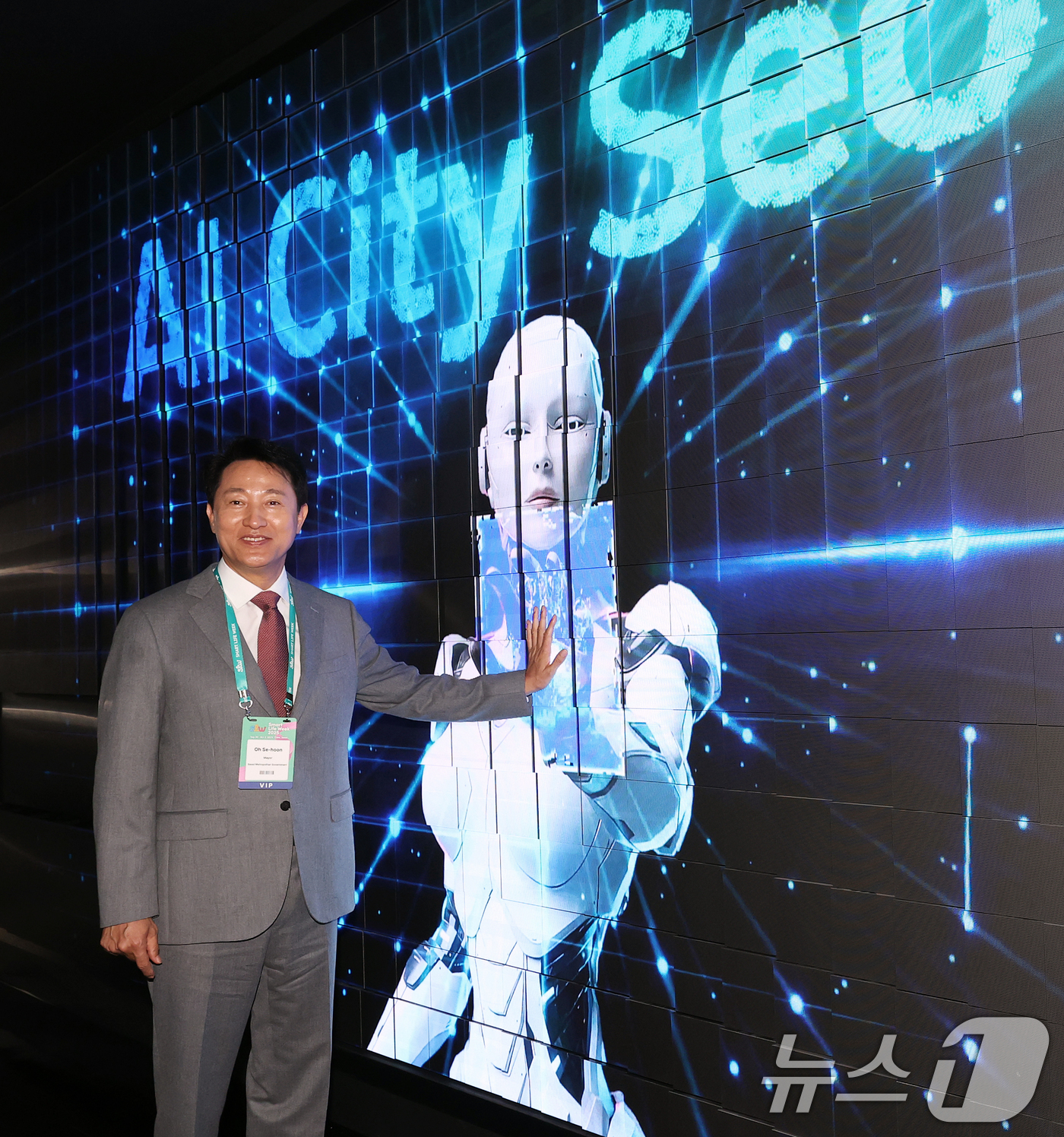 (서울=뉴스1) 오대일 기자 = 오세훈 서울시장이 30일 오후 서울 강남구 코엑스에서 열린 '스마트라이프위크(SLW) 2025'에서 키네틱 LED 터널에 표출되는 로봇손과 터치하고 …