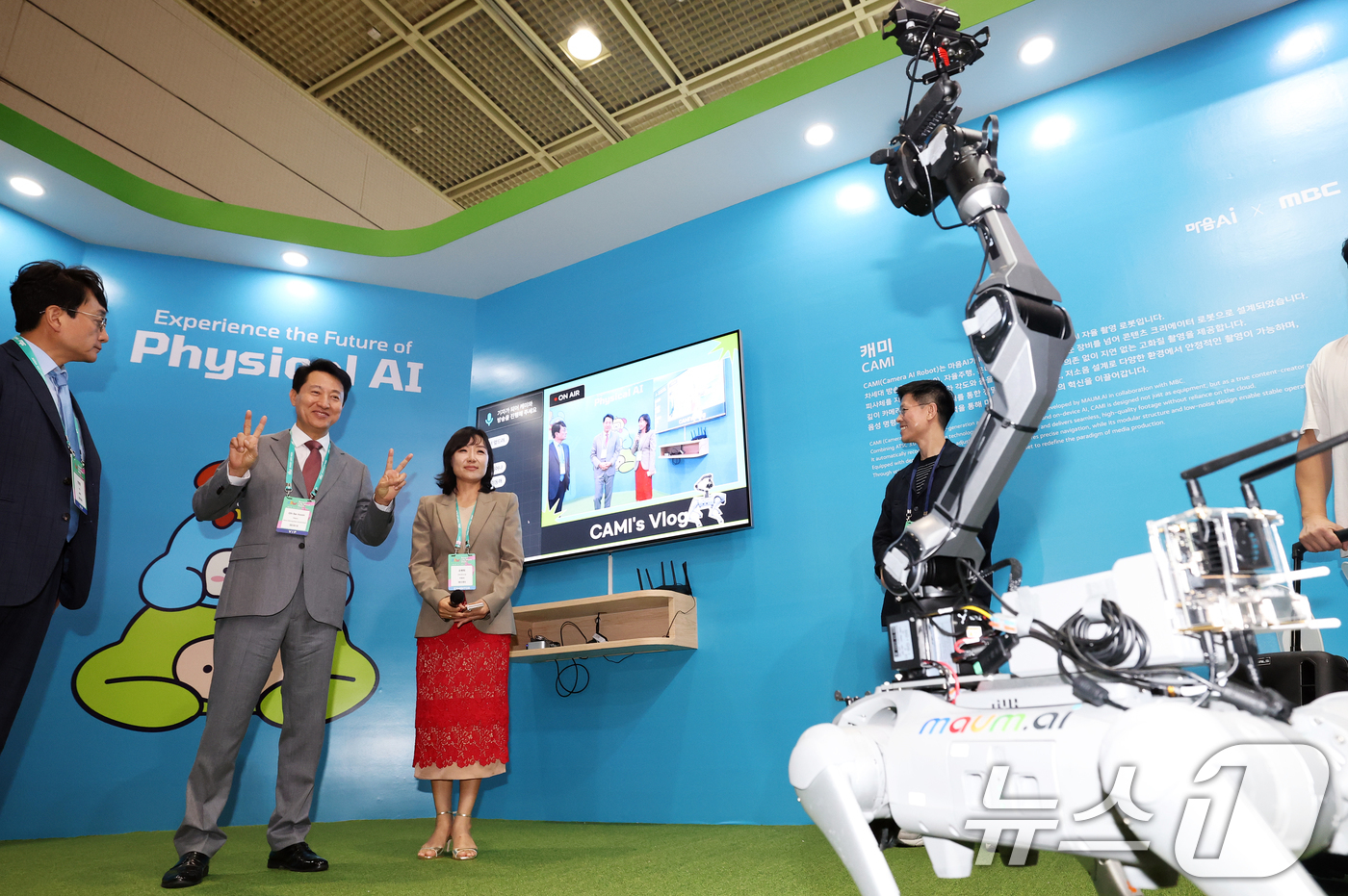 (서울=뉴스1) 오대일 기자 = 오세훈 서울시장이 30일 오후 서울 강남구 코엑스에서 열린 '스마트라이프위크(SLW) 2025'에서 MBC 부스에 마련된 방송 취재용 AI 촬영 로 …