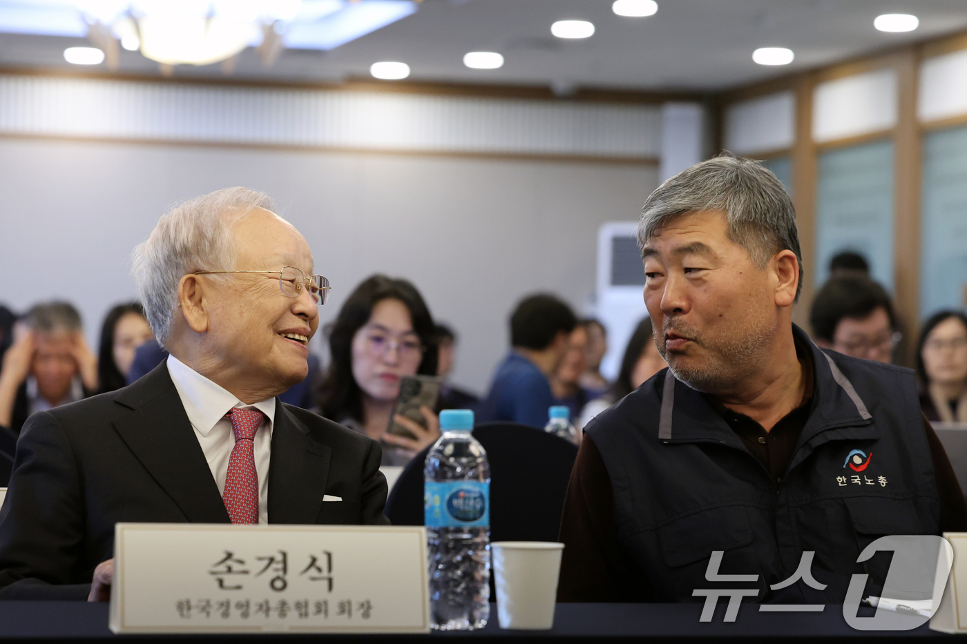 (서울=뉴스1) 황기선 기자 = 손경식 한국경영자총협회 회장(왼쪽)과 김동명 한국노총 위원장이 30일 오후 서울 중구 한국프레스센터에서 열린 '사회적 대화 활성화를 위한 노사정의 …