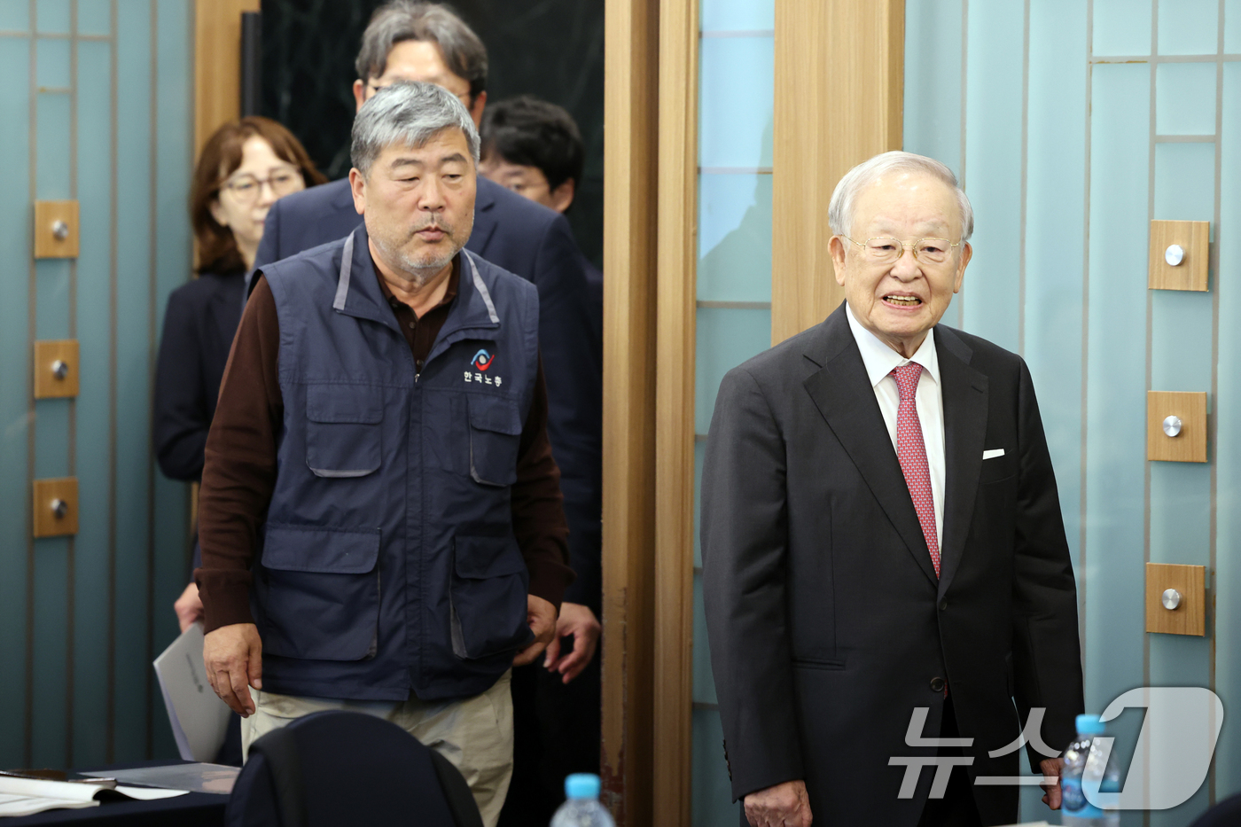 (서울=뉴스1) 황기선 기자 = 손경식 한국경영자총협회 회장(오른쪽)과 김동명 한국노총 위원장이 30일 오후 서울 중구 한국프레스센터에서 열린 '사회적 대화 활성화를 위한 노사정의 …