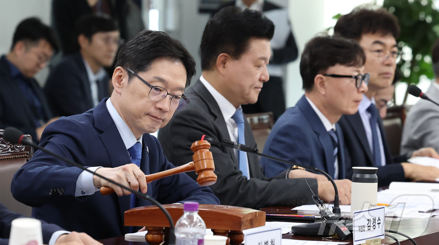 (세종=뉴스1) 김기남 기자 = 김경수 대통령직속 지방시대위원장이 30일 세종시 어진동 지방시대위원회에서 새 정부 출범 후 첫번째로 열린 제22차 지방시대위원회 본회의를 시작하며 …