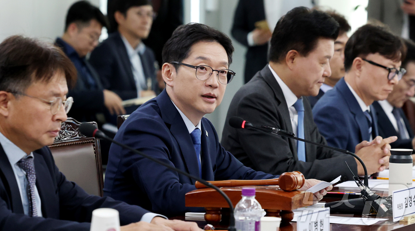 (세종=뉴스1) 김기남 기자 = 김경수 대통령직속 지방시대위원장이 30일 세종시 어진동 지방시대위원회에서 새 정부 출범 후 첫번째로 열린 제22차 지방시대위원회 본회의를 주재하며 …