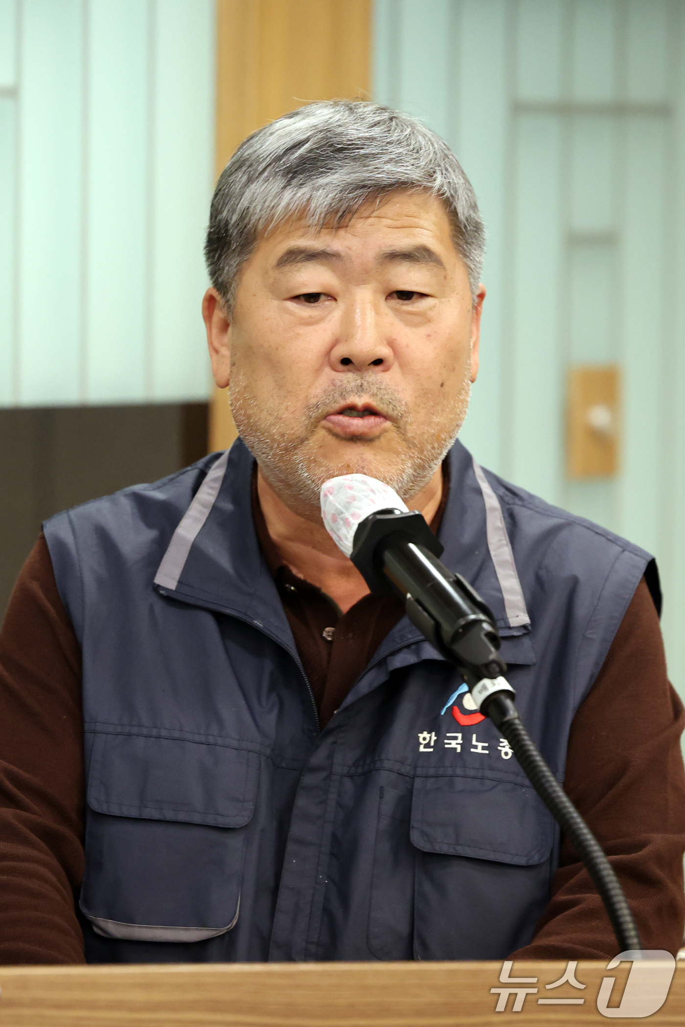 (서울=뉴스1) 황기선 기자 = 김동명 한국노총 위원장이 30일 오후 서울 중구 한국프레스센터에서 열린 '사회적 대화 활성화를 위한 노사정의 역할과 과제 토론회'에서 개회사를 하고 …