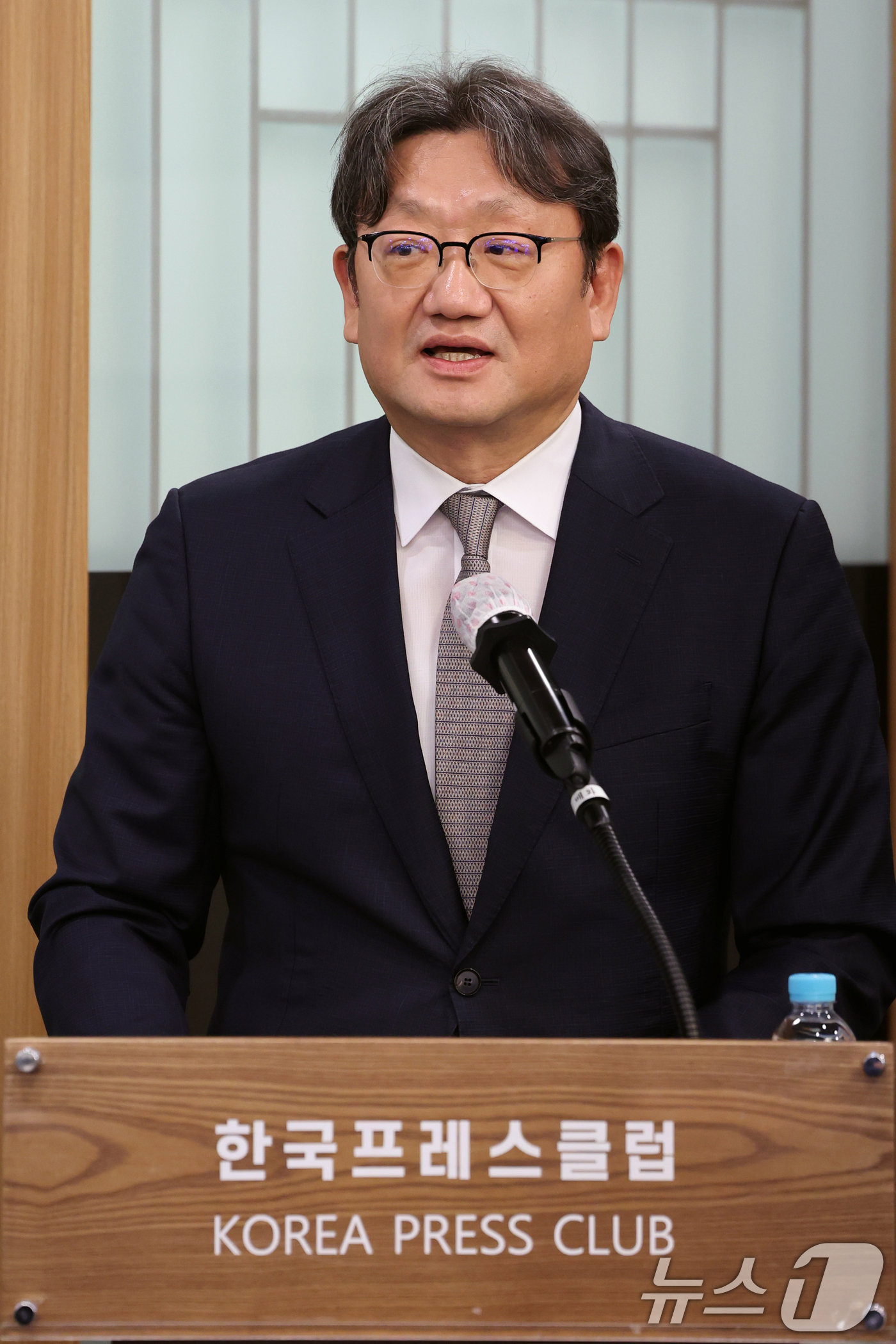 (서울=뉴스1) 황기선 기자 = 권기섭 경제사회노동위원회 위원장이 30일 오후 서울 중구 한국프레스센터에서 열린 '사회적 대화 활성화를 위한 노사정의 역할과 과제 토론회'에서 축사 …