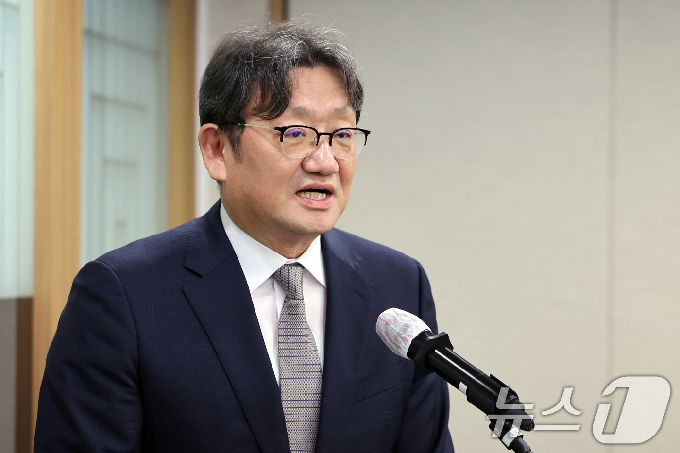 (서울=뉴스1) 황기선 기자 = 권기섭 경제사회노동위원회 위원장이 30일 오후 서울 중구 한국프레스센터에서 열린 '사회적 대화 활성화를 위한 노사정의 역할과 과제 토론회'에서 축사 …