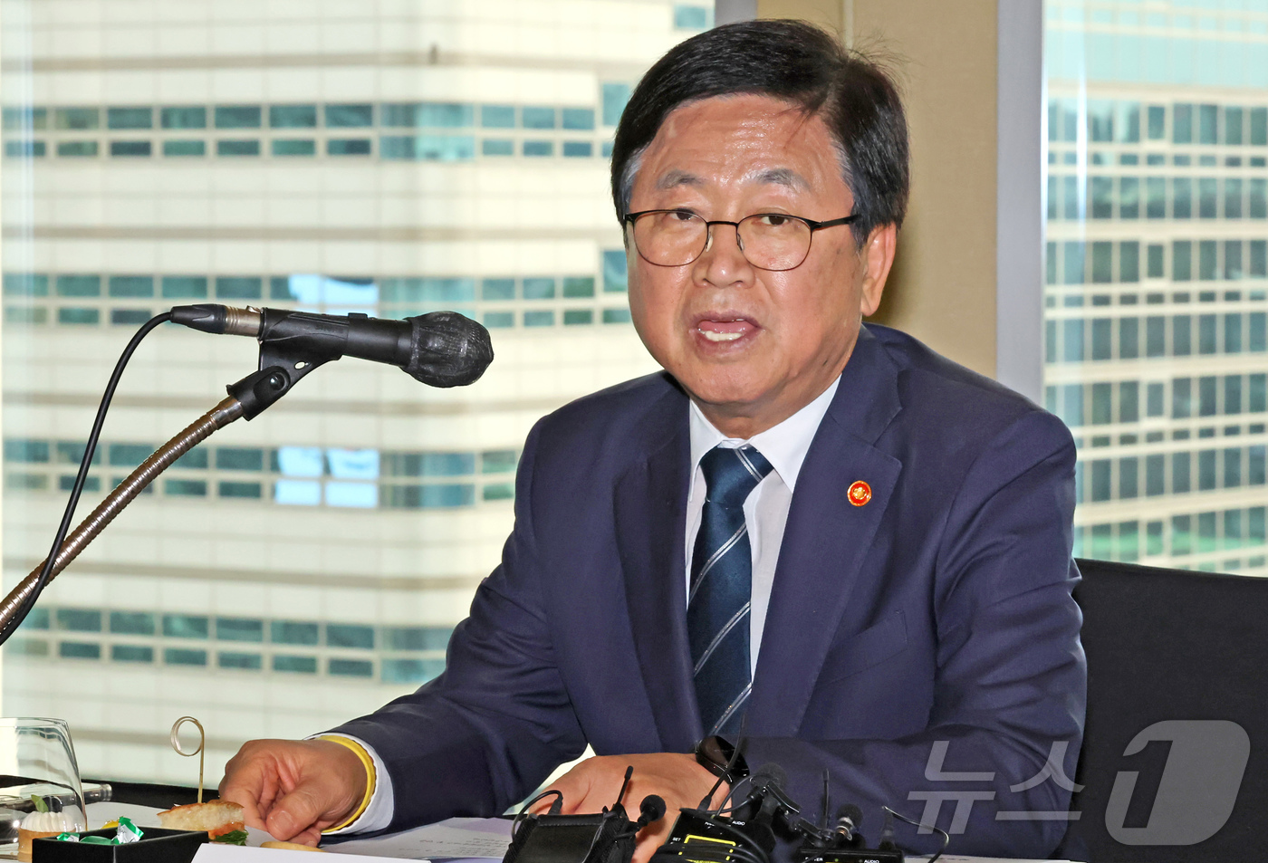 (서울=뉴스1) 장수영 기자 = 최교진 사회부총리 겸 교육부 장관이 30일 서울 종로구 포시즌스 호텔에서 열린 '국가균형성장을 위한 지방대학 육성 거점국립대 총장 간담회'에 참석해 …