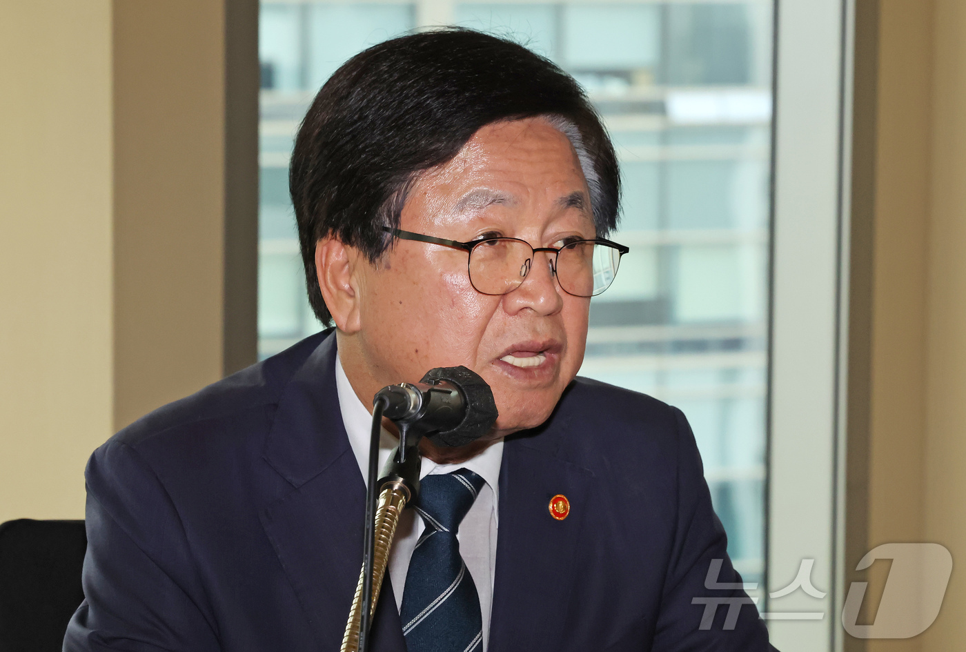 (서울=뉴스1) 장수영 기자 = 최교진 사회부총리 겸 교육부 장관이 30일 서울 종로구 포시즌스 호텔에서 열린 '국가균형성장을 위한 지방대학 육성 거점국립대 총장 간담회'에 참석해 …