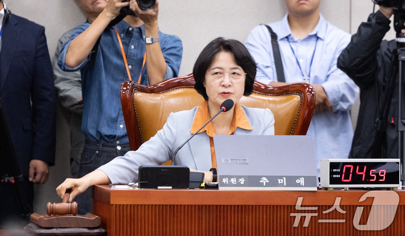본문 이미지 - 30일 서울 여의도 국회에서 열린 제429회국회&#40;정기회&#41; 법제사법위원회 제7차 전체회의에서 추미애 위원장이 위원들에게 주의를 주고 있다. 2025.9.30/뉴스1 ⓒ News1 이승배 기자