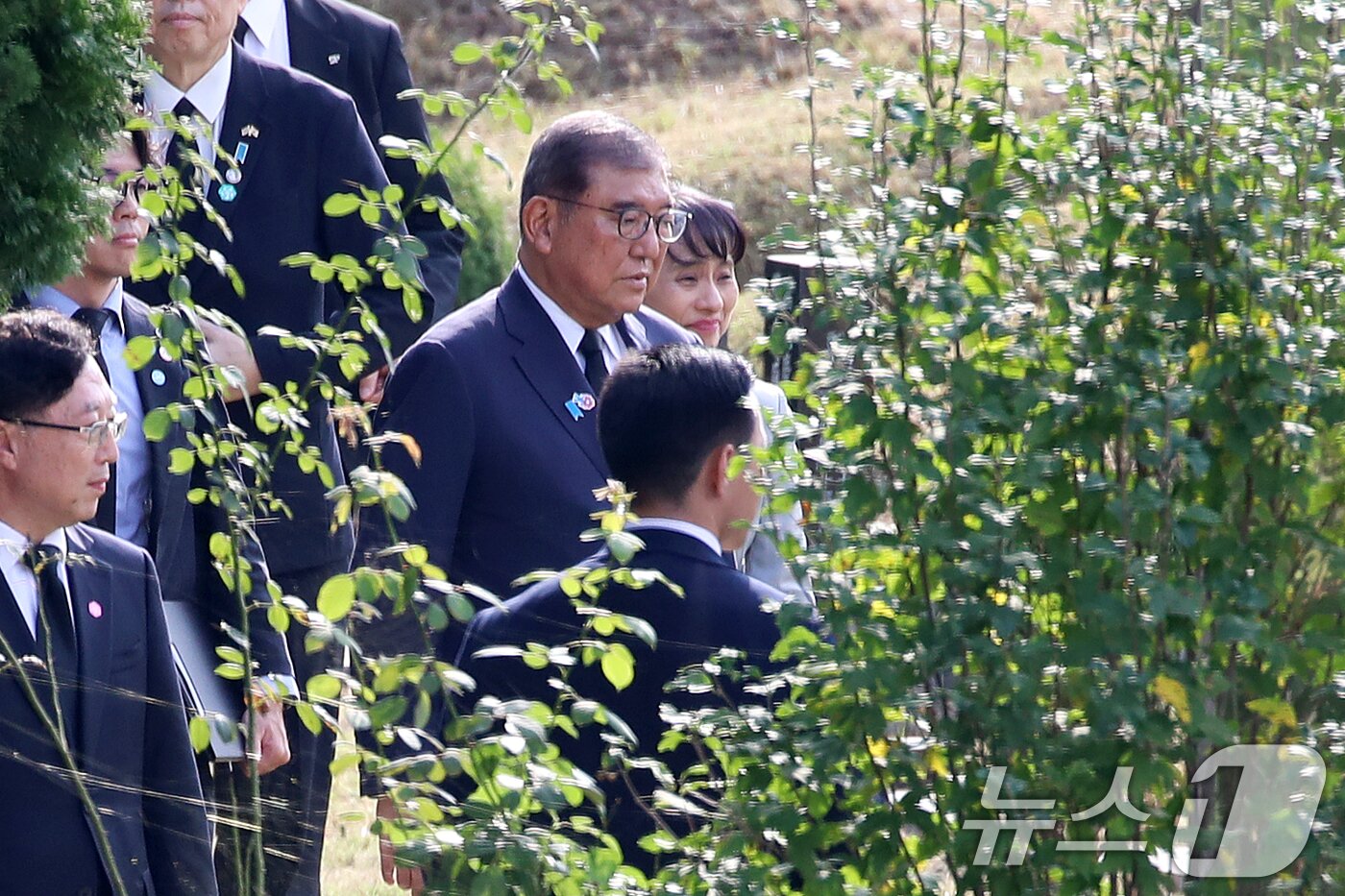 본문 이미지 - 이시바 시게루 일본 총리가 30일 오후 부산 금정구 시립공원묘지에서 2001년 도쿄 신오쿠보역 선로에 떨어진 일본인을 구하려다 목숨을 잃은 &#39;의인&#39; 이수현 씨 묘지를 참배하기 위해 이동하고 있다. 2025.9.30/뉴스1 ⓒ News1 윤일지 기자