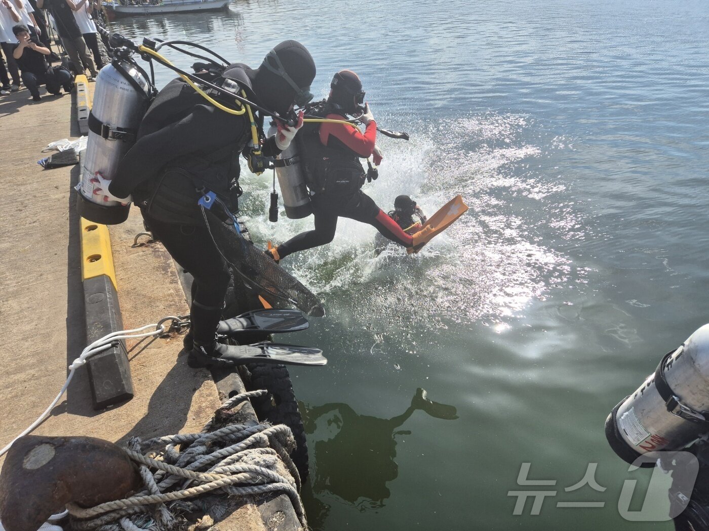 본문 이미지 - 30일 오후 강원 속초시 청초호 일대에서 동해지방해양경찰청, 동아오츠카, 속초시 등이 함께한 민관 합동 수중·연안 정화활동이 펼쳐지고 있다. 이날 정화활동은 대한민국 새단장 주간을 맞아 민간단체와 자원봉사자 총 16개 단체 170명이 함께했다. 2025.9.30/뉴스1 ⓒ News1 윤왕근 기자