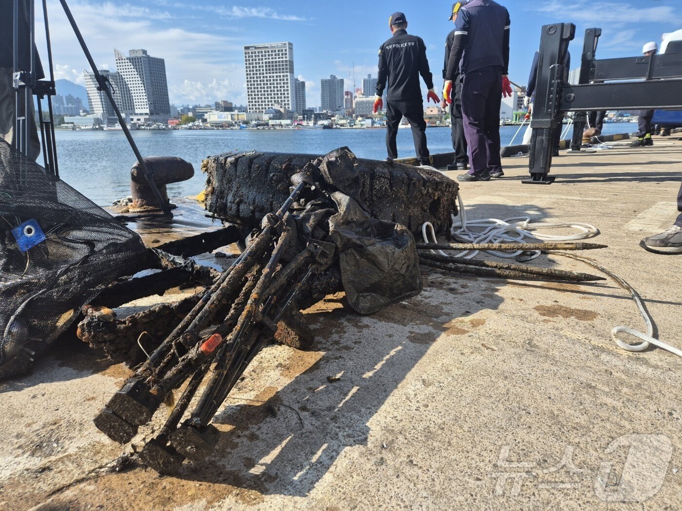 본문 이미지 - 30일 오후 강원 속초시 청초호 일대에서 동해지방해양경찰청, 동아오츠카, 속초시 등이 함께한 민관 합동 수중·연안 정화활동이 펼쳐지고 있다. 이날 정화활동은 대한민국 새단장 주간을 맞아 민간단체와 자원봉사자 총 16개 단체 170명이 함께했다. 2025.9.30/뉴스1 ⓒ News1 윤왕근 기자