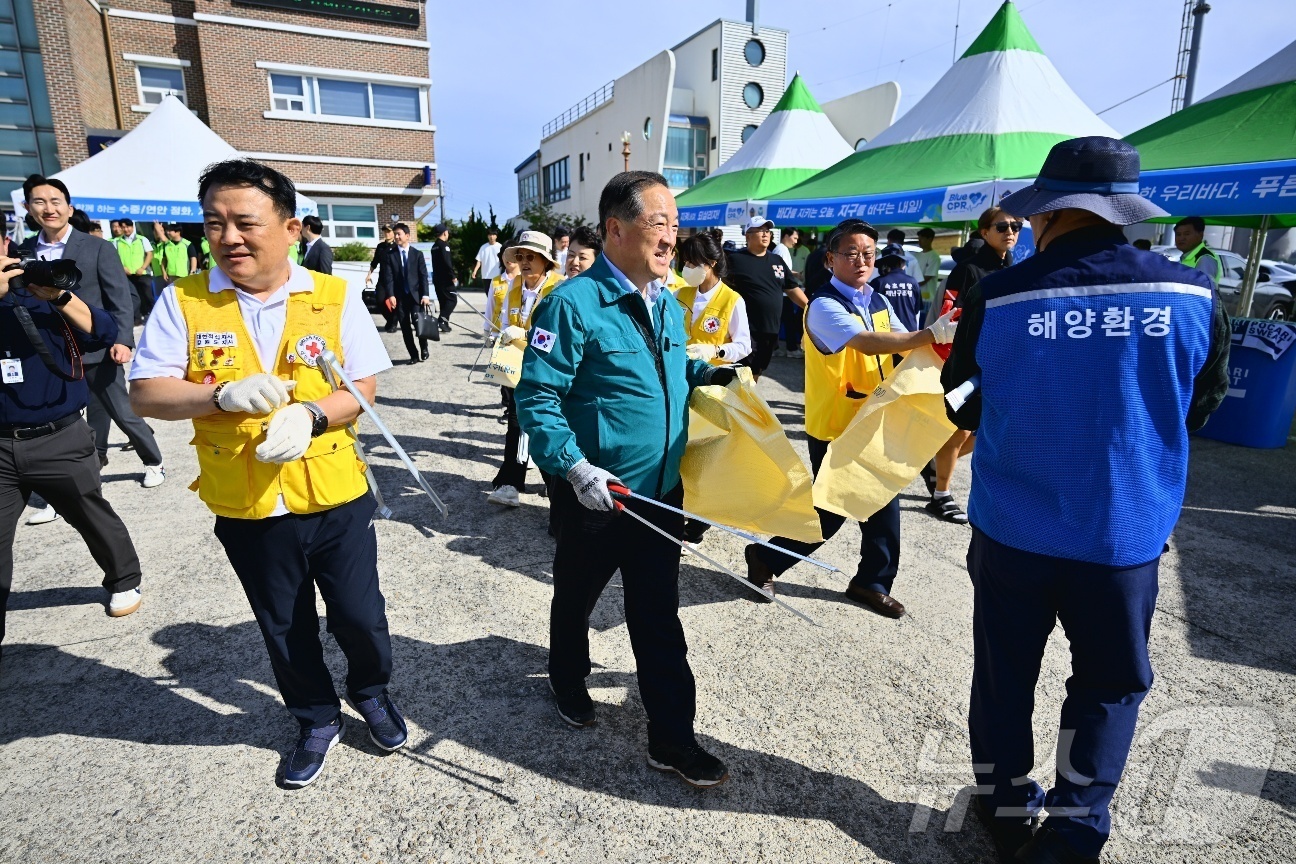(속초=뉴스1) 윤왕근 기자 = 30일 오후 강원 속초시 청초호 일대에서 동해지방해양경찰청, 동아오츠카, 속초시 등이 함께한 민관 합동 수중·연안 정화활동이 펼쳐지고 있다. 이날 …