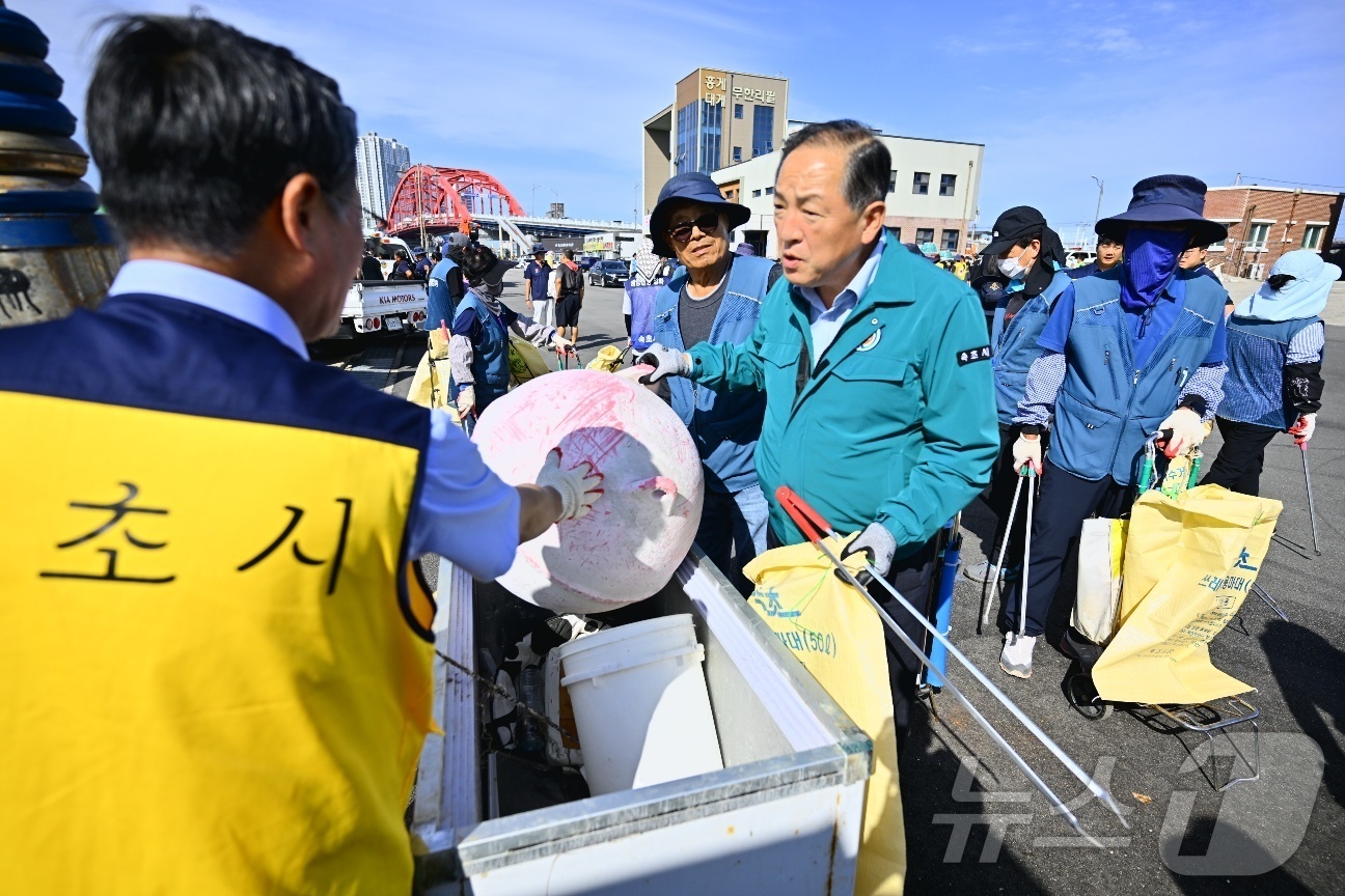 (속초=뉴스1) 윤왕근 기자 = 30일 오후 강원 속초시 청초호 일대에서 동해지방해양경찰청, 동아오츠카, 속초시 등이 함께한 민관 합동 수중·연안 정화활동이 펼쳐지고 있다. 이날 …