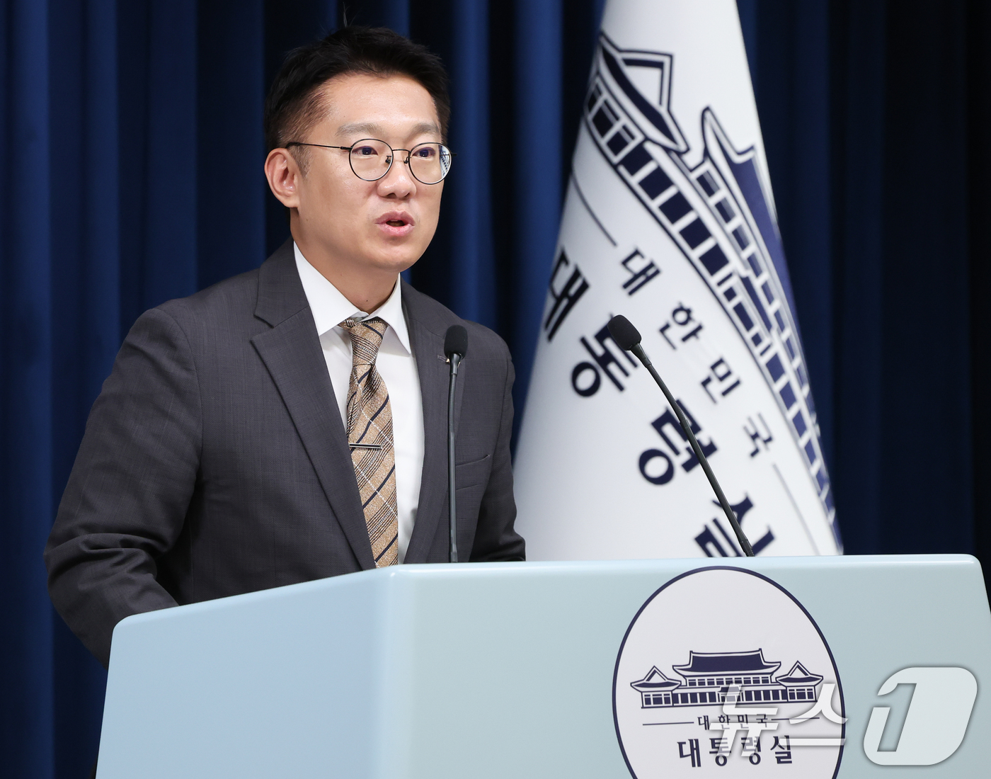 (서울=뉴스1) 허경 기자 = 김남준 대통령실 대변인이 30일 서울 용산 대통령실 청사에서 제44회 국무회의 관련 브리핑을 하고 있다.  2025.9.30/뉴스1