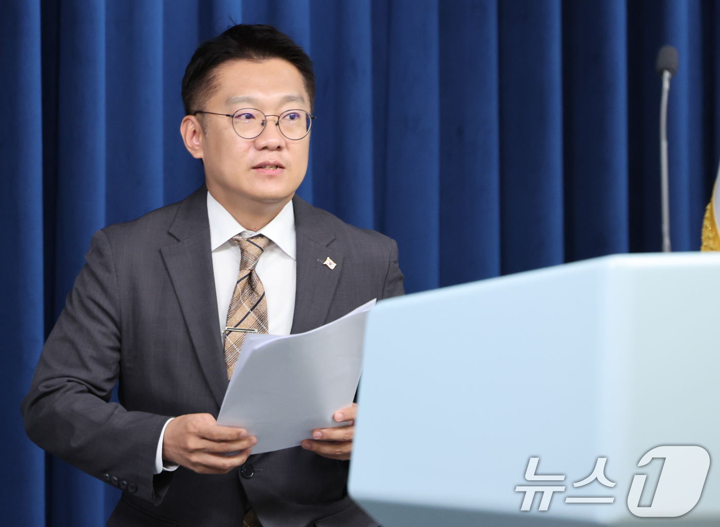 (서울=뉴스1) 허경 기자 = 김남준 대통령실 대변인이 30일 서울 용산 대통령실 청사에서 제44회 국무회의 관련 브리핑을 하기 위해 입장하고 있다.  2025.9.30/뉴스1