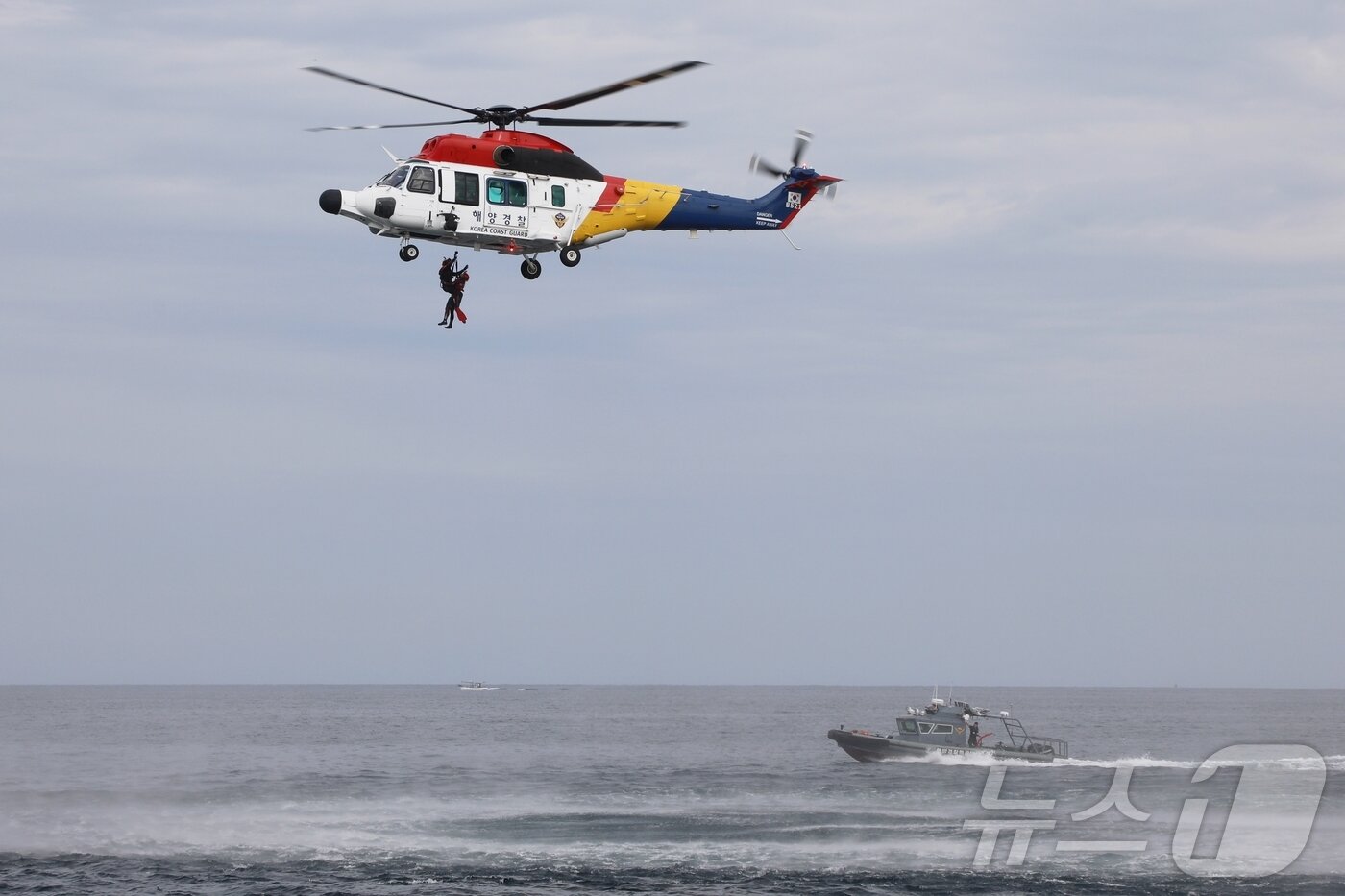 본문 이미지 - 30일 제주 제주시 제주항 서방파제 인근 해상에서 제주해양경찰청의 여객 항공기 불시착 사고 대응 훈련이 진행되고 있다. 사진은 제주해경청 헬기가 바다에 빠진 요구조자를 구조하는 모습. 이 훈련에는 제주해경 항공단, 특공대, 구조대, 경비함정과 해군, 제주도, 제주공항공사, 한라병원 등 11개 기관이 참여했다.2025.9.30/뉴스1 ⓒ News1 홍수영 기자