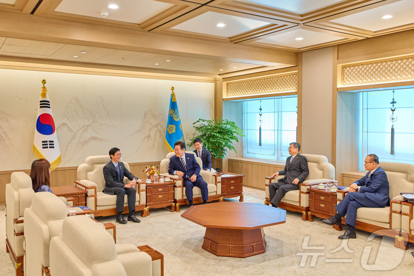 (서울=뉴스1) 이재명 기자 = 이재명 대통령이 지난 29일 서울 용산 대통령실 청사에서 열린 주한대사 신임장 제정식을 마친 후 환담을 하고 있다. (이재명 대통령 SNS. 재판매 …