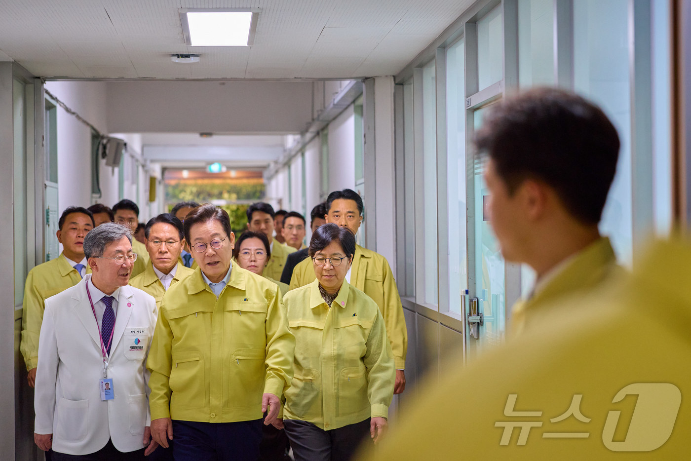 (서울=뉴스1) 이재명 기자 = 이재명 대통령이 지난 29일 서울 중구 국립중앙의료원에서 열린 응급의료현장 간담회에 참석하고 있다.사진 왼쪽부터 서길준 국립중앙의료원장, 이 대통령 …