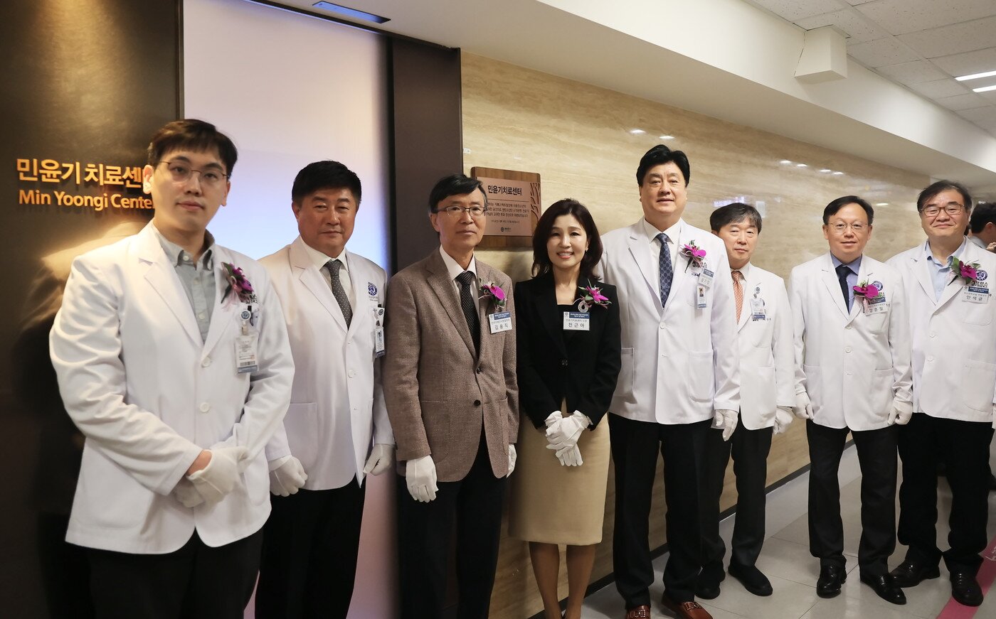 본문 이미지 - 이정한 민윤기치료센터 부소장, 안형준 치과대학병원장, 김용직 한국자폐인사랑협회장, 천근아 민윤기치료센터 소장, 금기창 연세의료원장, 이강영 세브란스병원장, 강훈철 세브란스 어린이병원 원장, 안석균 연세대의대 정신과학교실 주임교수&#40;왼쪽부터&#41;/연세의료원 제공