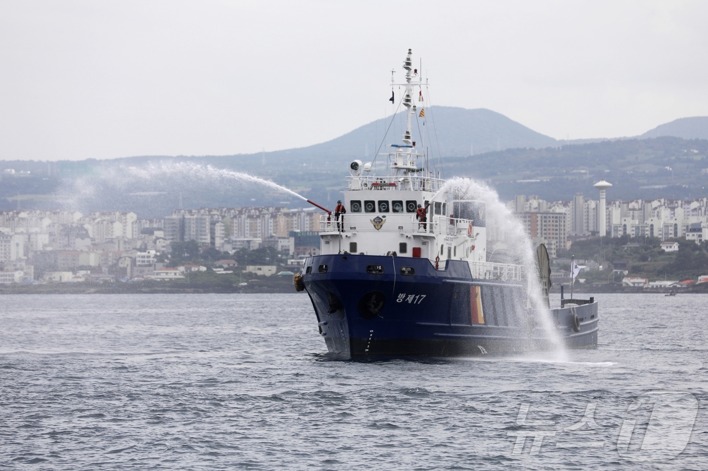 (제주=뉴스1) 홍수영 기자 = 30일 오후 제주 제주시 제주항 서방파제 인근 해상에서 제주해양경찰청의 여객 항공기 불시착 사고 대응 훈련이 진행되고 있다. 사진은 불시착한 항공기 …