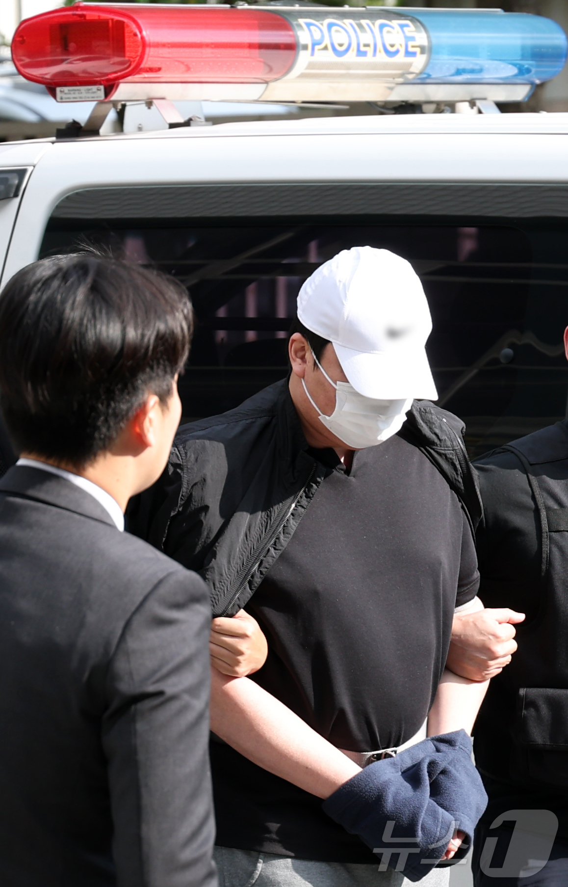 (군산=뉴스1) 유경석 기자 = 여자친구를 살해한 뒤 김치냉장고에 1년 동안 시신을 숨긴 A씨(40대)가 30일 전북 군산시 전주지방법원 군산지원에서 구속 전 피의자심문(영장실질심 …