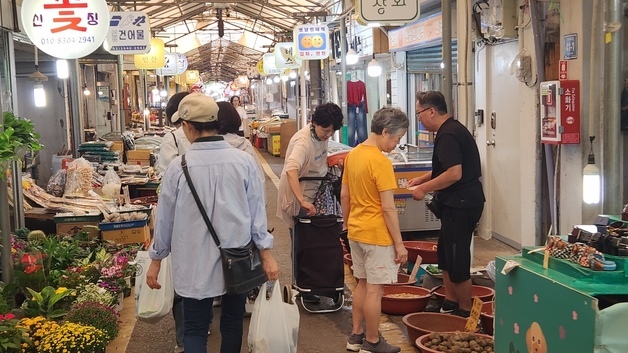 "소비쿠폰 효과는 있는데…추석 이후가 걱정이네요"