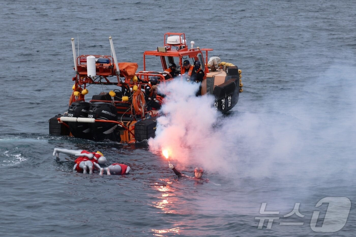 본문 이미지 - 30일 제주 제주시 제주항 서방파제 인근 해상에서 제주해양경찰청의 여객 항공기 불시착 사고 대응 훈련이 진행되고 있다. 사진은 바다에 빠진 익수자를 구조하는 훈련 모습. 이 훈련에는 제주해경 항공단, 특공대, 구조대, 경비함정과 해군, 제주도, 제주공항공사, 한라병원 등 11개 기관이 참여했다.2025.9.30/뉴스1 ⓒ News1 홍수영 기자