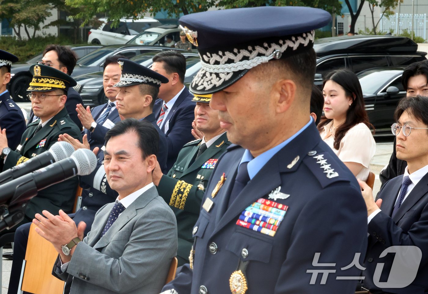 (서울=뉴스1) 김명섭 기자 = 안규백 국방부 장관이  30일 서울 용산구 국방부에서 열린 제44대·45대 함동참모의장 이·취임식 및 전역식에서  진영승 신임 합참의장의 취임사에 …