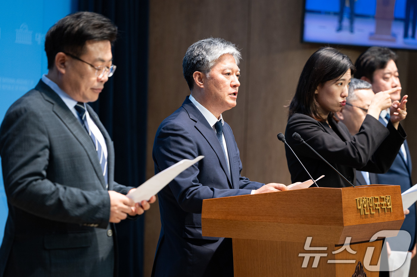 (서울=뉴스1) 유승관 기자 = 지귀연 판사 룸살롱 접대 의혹을 더불어민주당에 최초 제보한 정의찬 민주당 원내대표 정무실장이 30일 서울 여의도 국회 소통관에서 지귀연 판사 교체 …