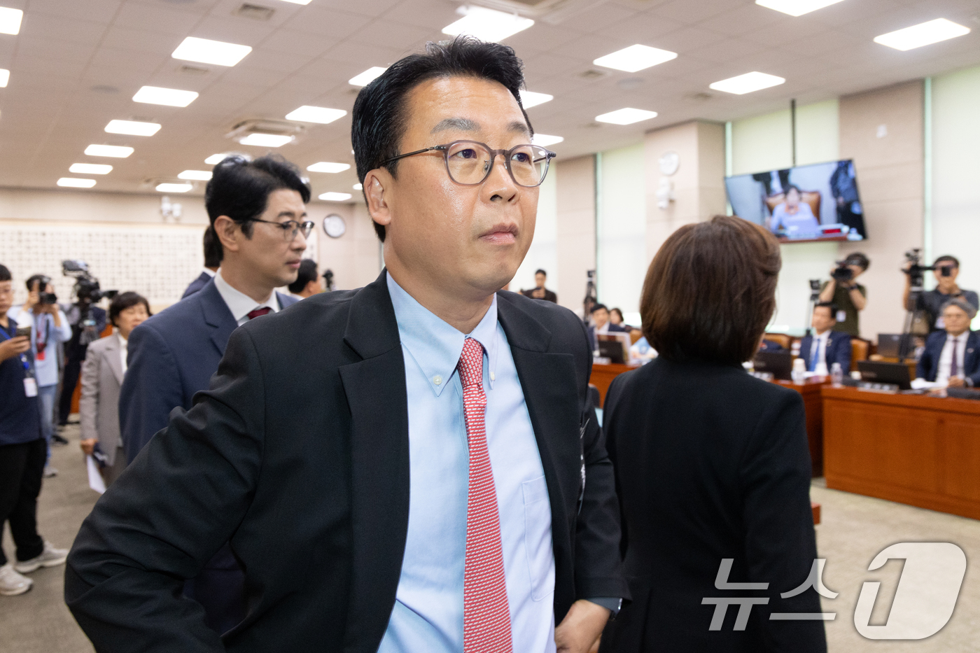 (서울=뉴스1) 이승배 기자 = 30일 서울 여의도 국회에서 열린 제429회국회(정기회) 법제사법위원회 제7차 전체회의에서 곽규택 국민의힘 의원이 대법원 현장 국정감사 안건에 대해 …